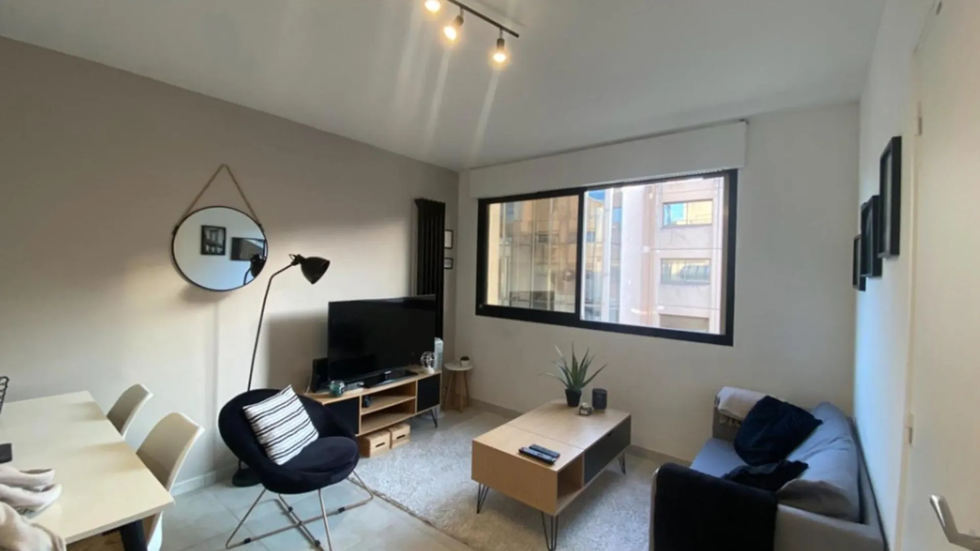 Cocoon In The Centre Of Nice Apartment